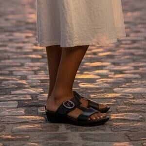 "BORN" Women's Open Toe Slip On Sandal SZ 39 (8) Wedge Heel Y2K Cottage Core